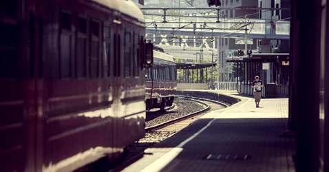 train-leaving-trainstation train-leaving-trainstation